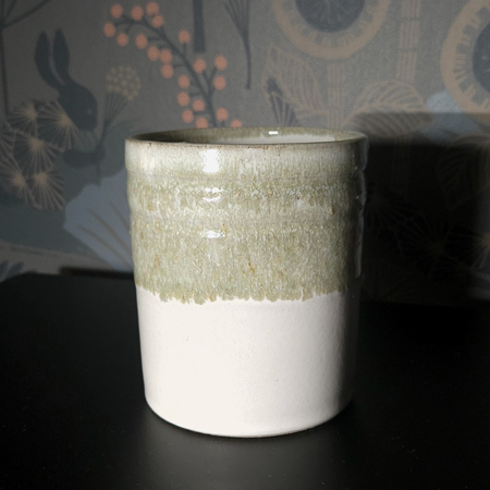 Liten kruka med grön kant